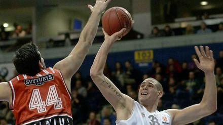 Groß und gewichtig. Maik Zirbes (r.) ist einer der besten deutschen Profis in der Basketball-Bundesliga.