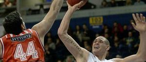Groß und gewichtig. Maik Zirbes (r.) ist einer der besten deutschen Profis in der Basketball-Bundesliga.