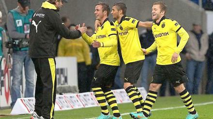 Schneekönige im Regen: Dortmunds Trainer Jürgen Klopp und seine Spieler Mario Götze (v. l.), Moritz Leitner und Jakub Blaszczykowski freuen sich über den 3:1-Sieg in Hoffenheim.