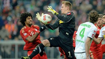 "Du erschreckst mich nicht!" Auch Dantes schreckliche Grimasse kann nichts mehr rausreißen - Gladbachs Torwart Marc-André ter Stegen hält souverän das 1:1-Unentschieden fest.