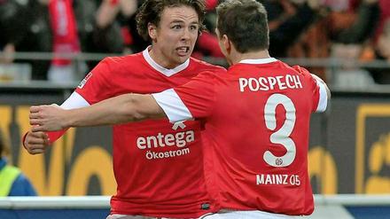 Nicolai Müller (l.) drehte die Begegnung mit zwei Toren. In der Nachspielzeit traf Elkin Soto noch zum 3:1-Endstand.