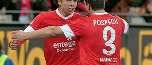 Nicolai Müller (l.) drehte die Begegnung mit zwei Toren. In der Nachspielzeit traf Elkin Soto noch zum 3:1-Endstand.