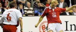 Wenn alte Männer treten. Bild von einem Hallenturnier für Traditionsmannschaften in Berlin, hier gibt Ex-Herthaner Carsten Ramelow für Bayer Leverkusen gegen den 1. FC Köln gerade alles.