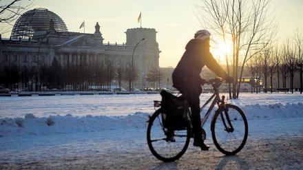 Balanceakt. Radfahren könnte am Sonnabend riskant werden. Die Meteorologen warnten vor Glatteis – und die BSR streut Salz nur auf den Hauptstraßen. 