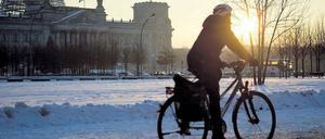 Balanceakt. Radfahren könnte am Sonnabend riskant werden. Die Meteorologen warnten vor Glatteis – und die BSR streut Salz nur auf den Hauptstraßen.