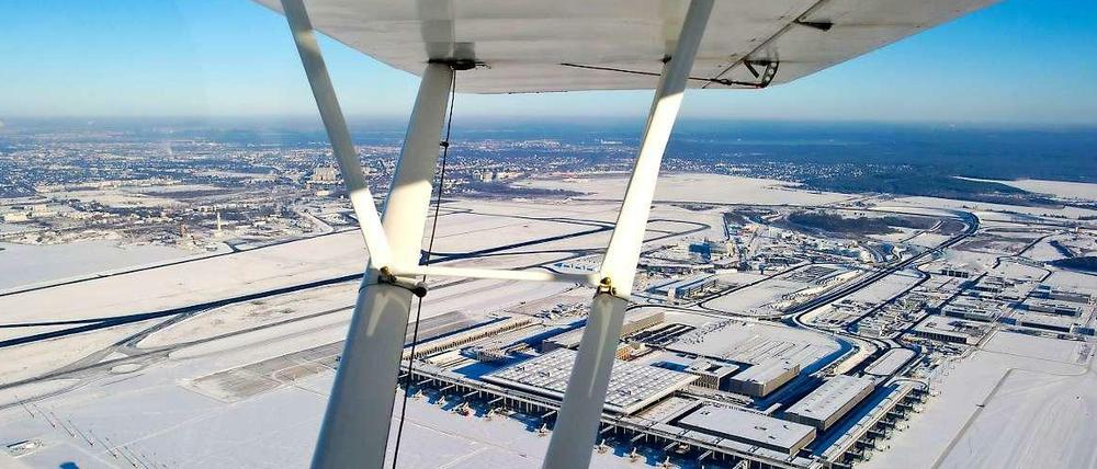 Im Schnee: Der BER von oben. 