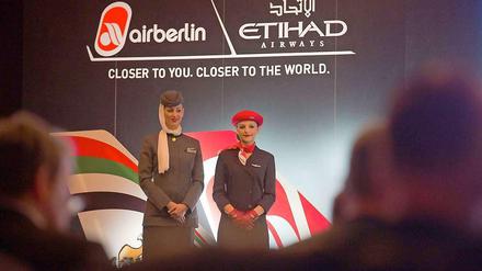 Halber Kopf größer. Die Stewardessen von Etihad überragten die von Air Berlin auf der Veranstaltung in Berlin.