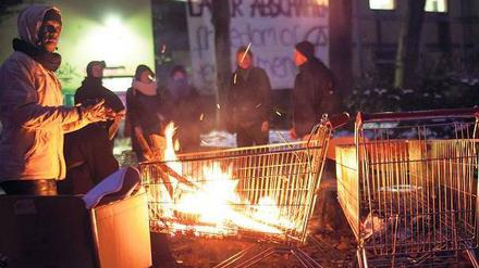 Im März die Schule wieder verlassen? Bei den Besetzern sieht man das nicht so eng, begreift das Gebäude in der Reichenberger Straße und das Camp auf dem Oranienplatz vielmehr als permanente Bastionen im Kampf um die geforderten Flüchtlingsrechte. 