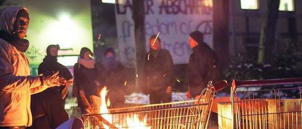 Im März die Schule wieder verlassen? Bei den Besetzern sieht man das nicht so eng, begreift das Gebäude in der Reichenberger Straße und das Camp auf dem Oranienplatz vielmehr als permanente Bastionen im Kampf um die geforderten Flüchtlingsrechte. 