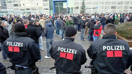 Friedlicher Protest. Fußballfans demonstrierten am Mittwoch vor der DFL-Zentrale in Frankfurt/M.