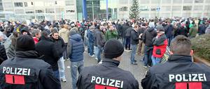 Friedlicher Protest. Fußballfans demonstrierten am Mittwoch vor der DFL-Zentrale in Frankfurt/M.