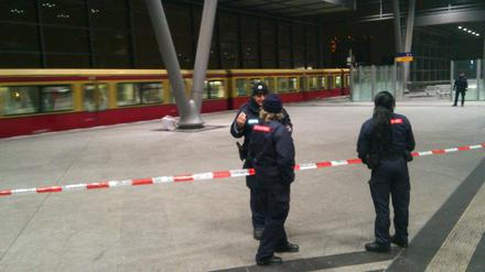 Die S-Bahn fährt direkt an dem verdächtigen Gegenstand vorbei. Zwar ohne Halt - aber trotzdem ein Zeichen, dass die Gefahr als nicht allzu groß eingeschätzt wird? 
