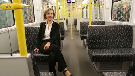 Sigrid Evelyn Nikutta steht seit Oktober 2010 an der Spitze der BVG. Die 43-Jährige ist auch für den Betrieb – und damit für den Kauf neuer Fahrzeuge – zuständig. Hier will sie ein Debakel, wie es Bahnunternehmen mit der Industrie erlebt haben, vermeiden. 