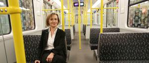 Sigrid Evelyn Nikutta steht seit Oktober 2010 an der Spitze der BVG. Die 43-Jährige ist auch für den Betrieb – und damit für den Kauf neuer Fahrzeuge – zuständig. Hier will sie ein Debakel, wie es Bahnunternehmen mit der Industrie erlebt haben, vermeiden. 