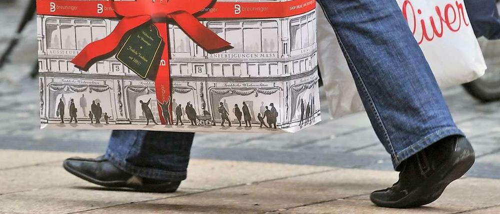 Shoppen zur Weihnachtszeit. Für die Mittelschicht weniger ein Problem. Laut einer Studie schrumpft diese allerdings.