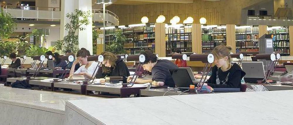 Erleuchtet. In wissenschaftlichen Bibliotheken wie der Berliner „Stabi“ ringen täglich Dutzende Doktoranden mit ihren Texten. Der Historiker Valentin Groebner rät ihnen, den Wissenschaftsjargon zu meiden und ihre eigene Sprache zu finden.