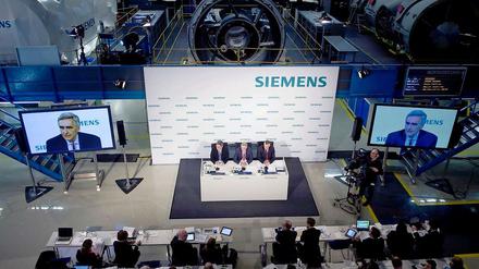 In der Montagehalle: Siemens präsentierte seine Bilanz für das Geschäftsjahr 2012 im Gasturbinenwerk in Moabit. Im Hintergrund sind die Endmontagestände zu sehen. Die in weiße Folie verpackte Turbine links ist bereits fertig für den Transport. 