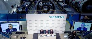 In der Montagehalle: Siemens präsentierte seine Bilanz für das Geschäftsjahr 2012 im Gasturbinenwerk in Moabit. Im Hintergrund sind die Endmontagestände zu sehen. Die in weiße Folie verpackte Turbine links ist bereits fertig für den Transport. 