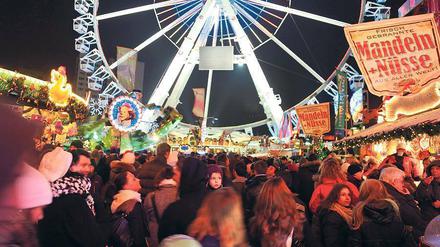 Vergnügungssüchtig. Zwei Millionen Menschen besuchen den Wintertraum am Alexa jährlich, sagen die Veranstalter. Manche trinken mehr als einen Glühwein. Manche tragen Bommelmützen und rufen beim Karrussellfahren freudig „Helau“! 