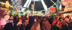 Vergnügungssüchtig. Zwei Millionen Menschen besuchen den Wintertraum am Alexa jährlich, sagen die Veranstalter. Manche trinken mehr als einen Glühwein. Manche tragen Bommelmützen und rufen beim Karrussellfahren freudig „Helau“! 