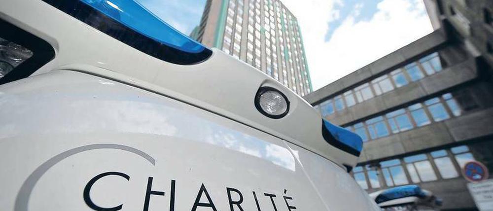 Leuchtturm unter Beobachtung. Die Charité widerspricht dem Vorwurf des Bezirksamtes Friedrichshain-Kreuzberg, sie habe einen Obdachlosen im leichten Pyjama und nur mit Badelatschen bekleidet einfach in der Behörde „abgeladen“. Foto: dpa