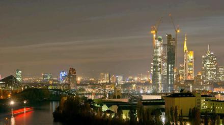 Der Neubau der Europäischen Zentralbank (EZB) ragt über die Dächer von Frankfurt am Main.