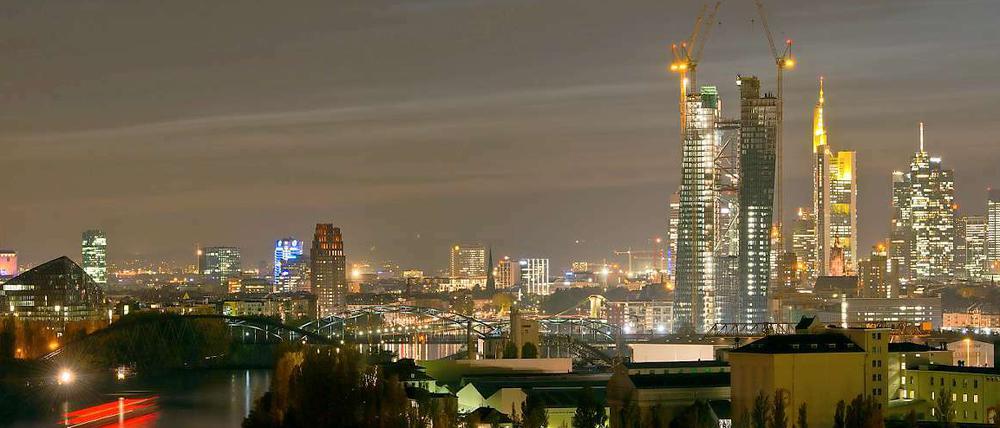 Der Neubau der Europäischen Zentralbank (EZB) ragt über die Dächer von Frankfurt am Main.