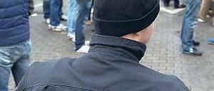 Wir müssen leider draußen bleiben. Die Deutsche Fußball-Liga (DFL) tagte gestern hinter verschlossenen Türen, rund 1000 angereiste Fans protestierten friedlich. Foto: dpa