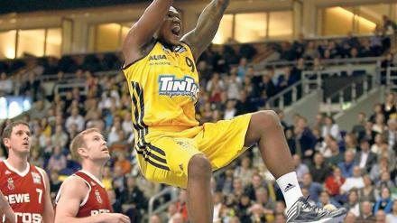 Bitte festhalten. Albas Power Forward Deon Thompson zeigt den Bambergern, wo in Berlin der Korb hängt. Foto: Thiemo Napierski