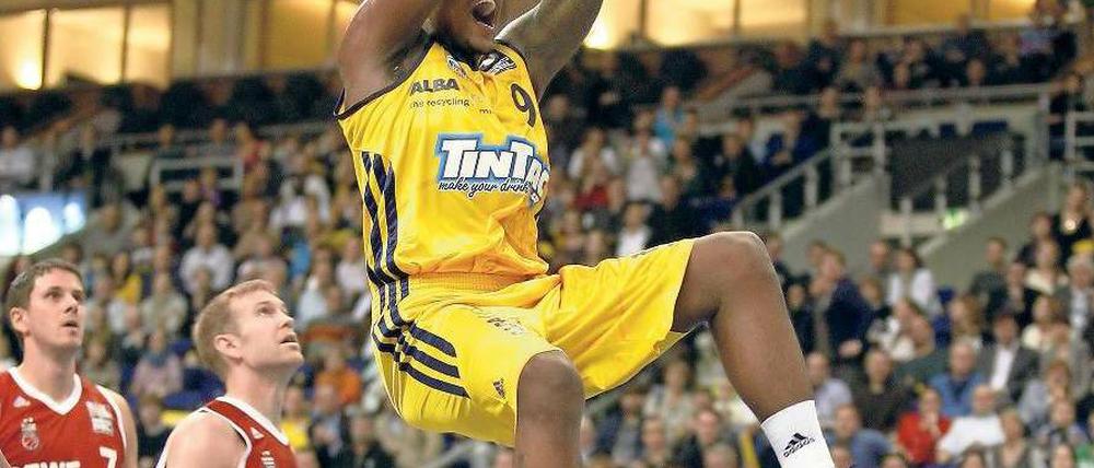 Bitte festhalten. Albas Power Forward Deon Thompson zeigt den Bambergern, wo in Berlin der Korb hängt. Foto: Thiemo Napierski
