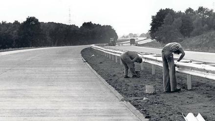 Erst bauen, dann fahren. Arbeiter montieren die Leitplanken der neuen Autobahn Berlin-Hamburg bei Barsbüttel in Schleswig-Holstein. Foto: Lothar Heidtmann/dpa