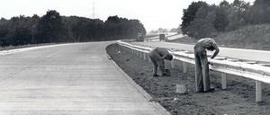 Erst bauen, dann fahren. Arbeiter montieren die Leitplanken der neuen Autobahn Berlin-Hamburg bei Barsbüttel in Schleswig-Holstein. Foto: Lothar Heidtmann/dpa
