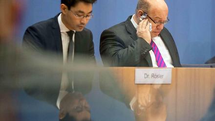Wirtschaftsminister Rösler und Umweltminister Altmaier wollen beim Thema Energiewende Harmonie demonstrieren.