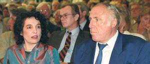 Aus einer fernen Zeit. Suhrkamp-Verleger Siegfried Unseld und seine Frau und Nachfolgerin Ulla Berkéwicz anno 1999. Foto: picture-alliance