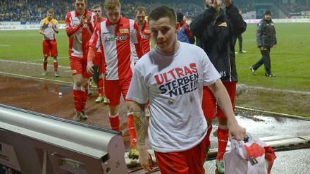 Bekenntnis auf der Brust, Wappen auf der Wade: Unions Spieler Christopher Quiring steht den Ultras nahe.