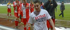 Bekenntnis auf der Brust, Wappen auf der Wade: Unions Spieler Christopher Quiring steht den Ultras nahe.