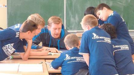 Per Mertesacker bei der Nachhilfe mit Schülern.