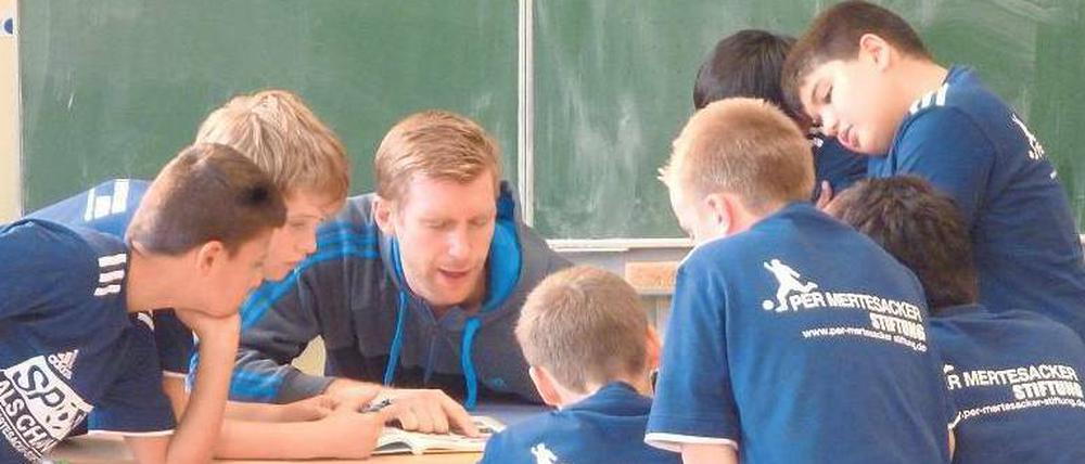 Per Mertesacker bei der Nachhilfe mit Schülern.