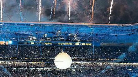 Ein Meer aus Licht und Farben. Bei der Stadioneröffnung von Porto Alegre wurde mit Spezialeffekten nicht gegeizt. Foto: AFP