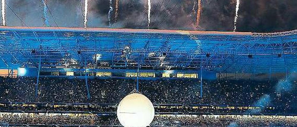 Ein Meer aus Licht und Farben. Bei der Stadioneröffnung von Porto Alegre wurde mit Spezialeffekten nicht gegeizt. Foto: AFP
