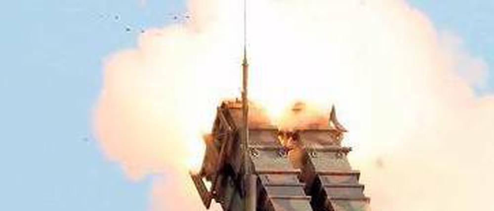 Der Flug der Patriot. Die Nato-Länder hoffen, dass Syriens Regime vorsichtiger wird und dass es zum Abschuss von Raketen – hier ein Archivbild – gar nicht kommt. Foto: dpa