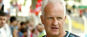 Bernd Stange, 64, war von 2002 bis 2004 Nationaltrainer im Irak (siehe Foto). Insgesamt arbeitete er auf drei verschiedenen Kontinenten, war DDR-Nationaltrainer und Coach von Hertha BSC.