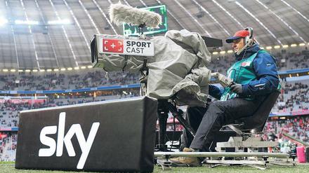 Mittendrin, aber nicht dabei. Im Regieraum und den Kommentatorenboxen von „Sky“ entsteht jedes Wochenende die Bundesliga- Fernsehkonferenz.