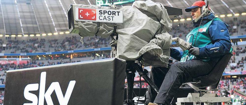 Mittendrin, aber nicht dabei. Im Regieraum und den Kommentatorenboxen von „Sky“ entsteht jedes Wochenende die Bundesliga- Fernsehkonferenz.