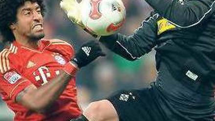 Da hilft auch kein Fauchen. Gladbachs Torhüter Marc-André ter Stegen (r.) hält gegen Bayern und Dante einen Punkt fest. Foto: dpa