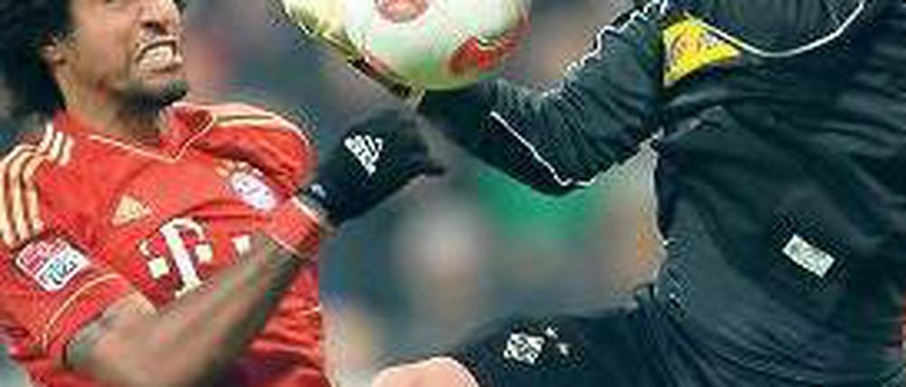 Da hilft auch kein Fauchen. Gladbachs Torhüter Marc-André ter Stegen (r.) hält gegen Bayern und Dante einen Punkt fest. Foto: dpa