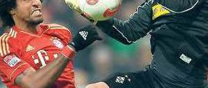 Da hilft auch kein Fauchen. Gladbachs Torhüter Marc-André ter Stegen (r.) hält gegen Bayern und Dante einen Punkt fest. Foto: dpa