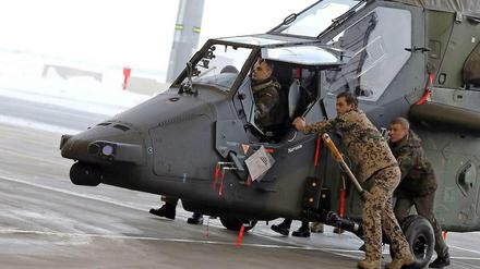 Zwei Helikopter vom Typ „Tiger“ wurden am Donnerstag am Flughafen Leipzig/Halle verladen.