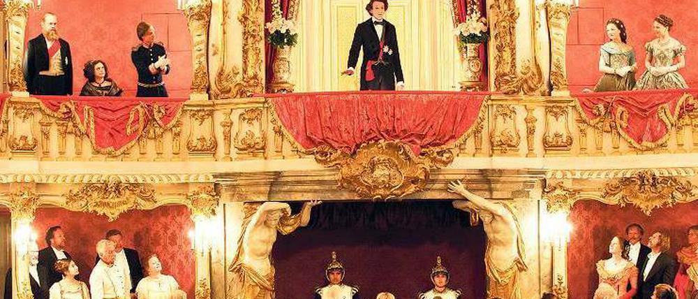 Herrscherpracht. Sabin Tambrea lässt sich als junger Ludwig in seiner Theaterloge feiern. Foto: Bavaria Film/Warner Bros.