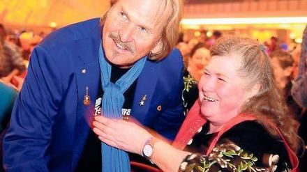 Es ist serviert. Entertainer Frank Zander nahm sich viel Zeit für seine Gäste, die er traditionell kurz vor Weihnachten zum Gänsebratenessen eingeladen hatte. 